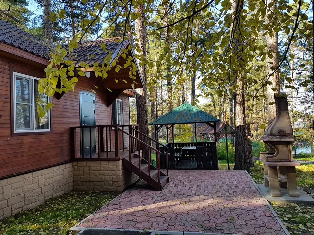Семейный дом из двух комнат до 4 гостей: крыльцо и беседка рядом