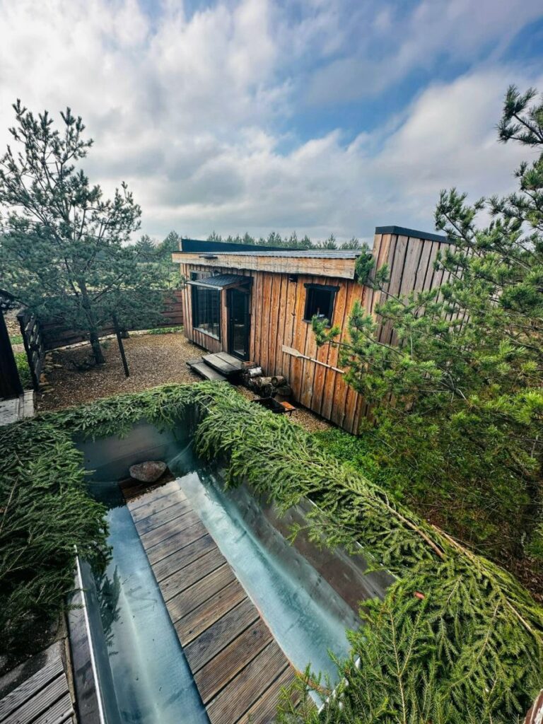 Дом охотника «Гастон» с каминным залом и SPA-чаном до 4 гостей: чан во дворе