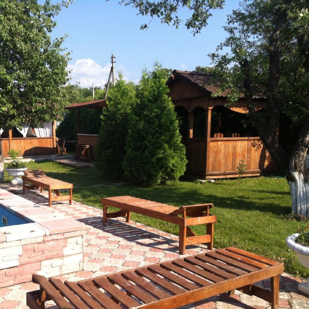 Беседки в саду у бассейна на 6, 10 и 15 человек: беседка у бассейна
