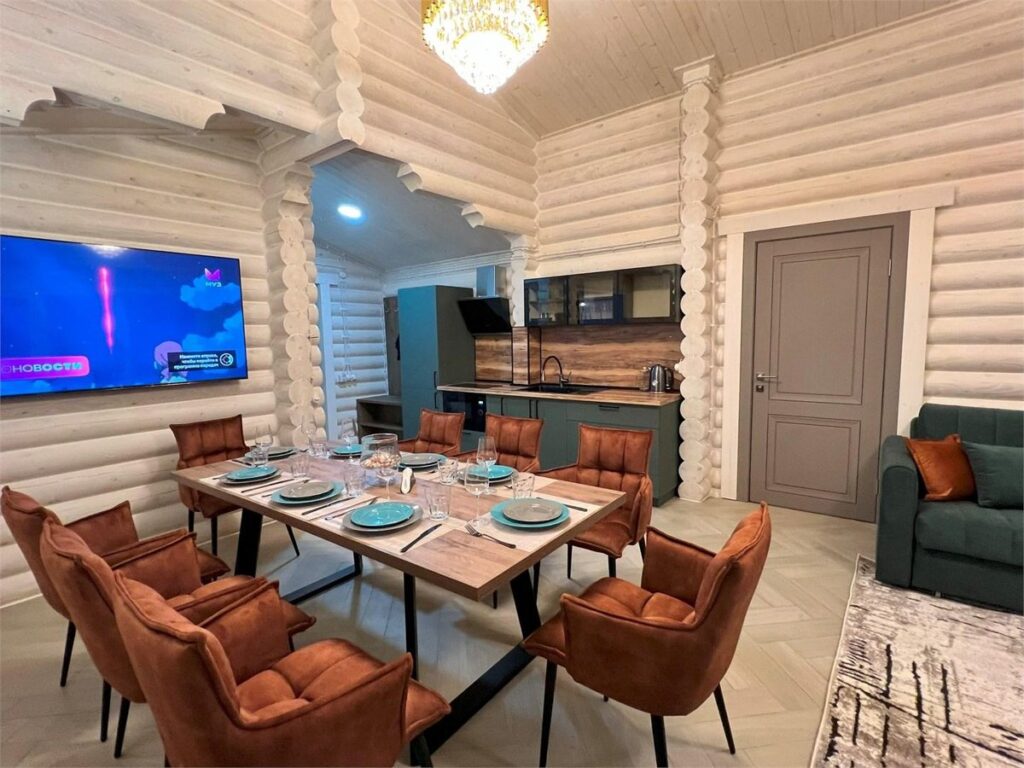 VIP дом Лисицы 85 м² со своим подогреваемым бассейном до 8 гостей: столовая и кухня