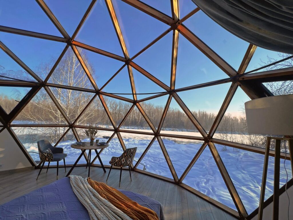 Зеркальная полусфера Neodome со стеклянным потолком до 4 гостей: гостиная под стеклянным сводом