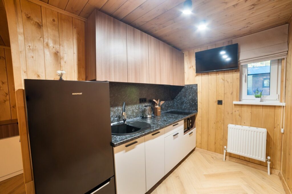 Двухуровневое шале с балконом и кухней в лесу до 6 гостей, Шале Green Forest в Архызе: кухня