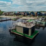 База отдыха Volga Spa Village на Волге, общий вид: плавучие бани у берега