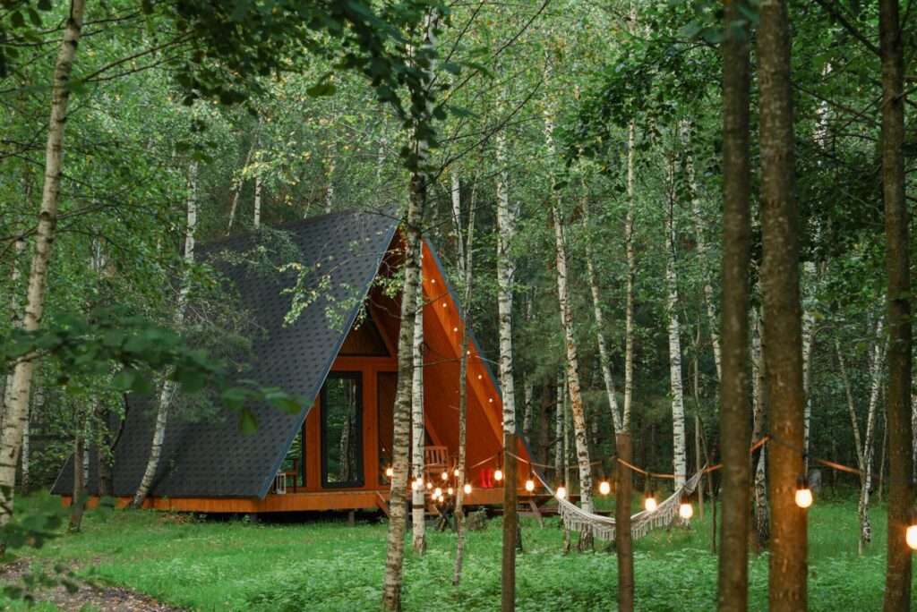 Маленький A-frame дом 36 м² с подвесным креслом, шесть одинаковых, до 4 гостей: дом среди берёз