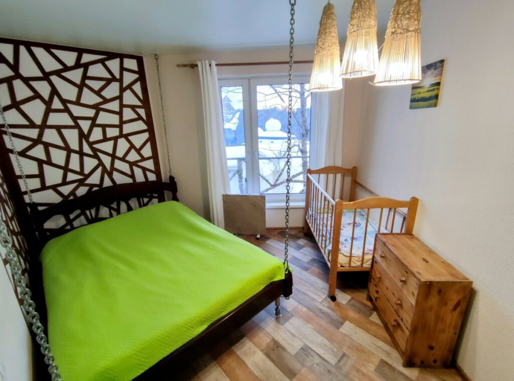 Дом летучих обезьян на дереве 50 м² до 6 гостей: спальня с резной ширмой