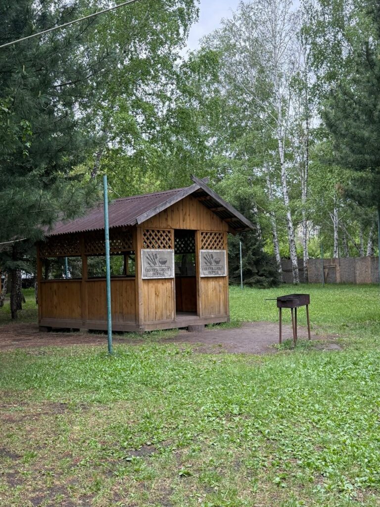 Летние беседки «Домик» с мангалом в парке «Эдельвейс» до 15 человек: домик с мангалом рядом