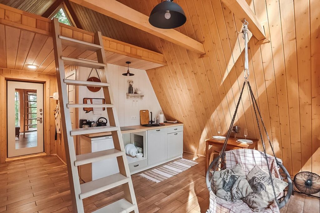 Маленький A-frame дом 36 м² с подвесным креслом, шесть одинаковых: подвесное кресло и лестница