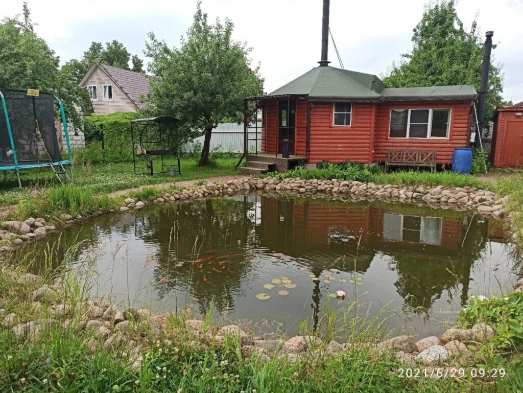 Шашлычный домик у пруда в Петергофе