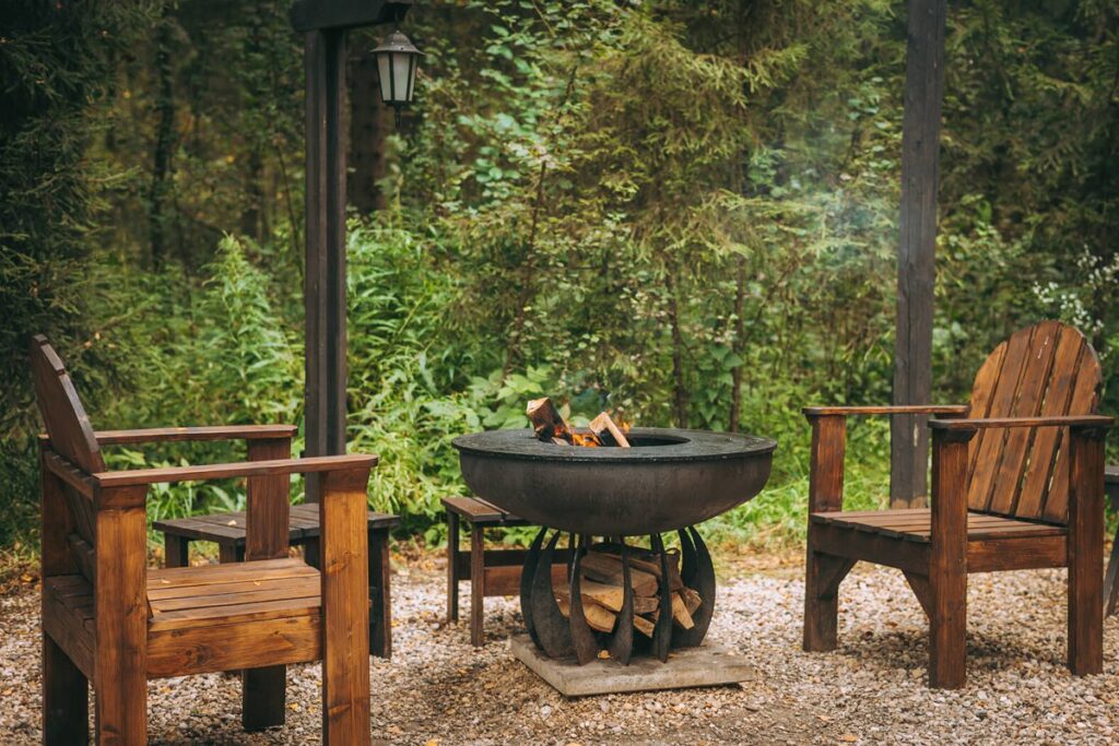 Треугольный A-frame 45 м² с купелью и гриль-очагом, четыре одинаковых: кострище с креслами