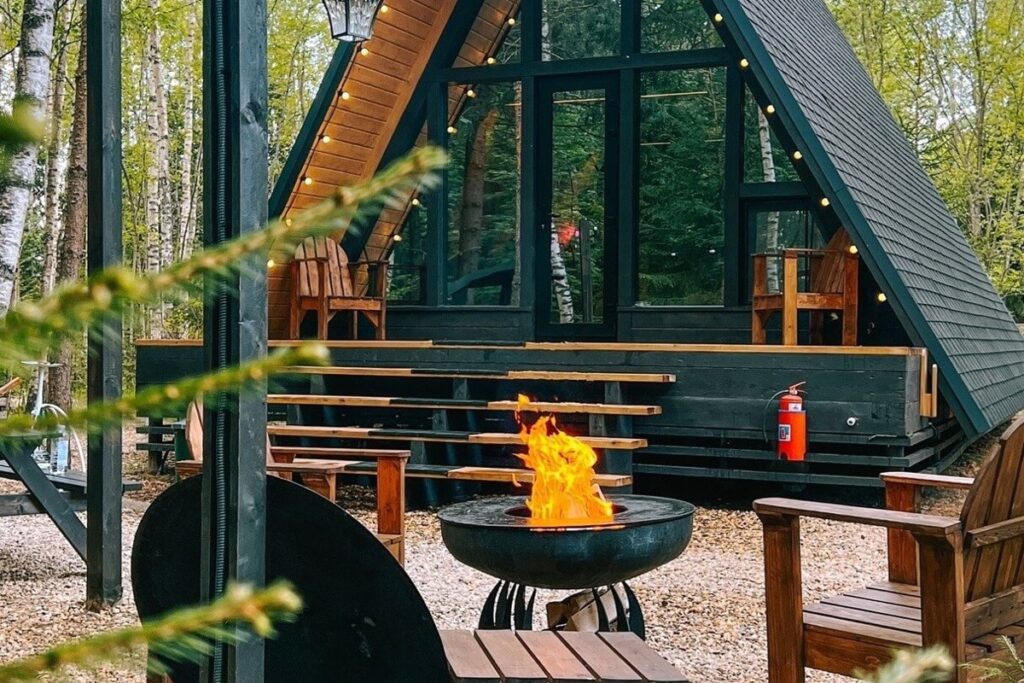 Треугольный A-frame 55 м² с ванной у панорамного окна и баней-бочкой до 4 гостей