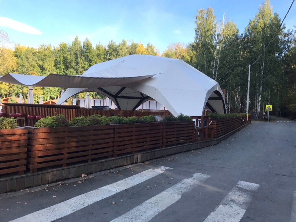 Большой шатёр напротив кафе «Шале» для праздника до 50 человек, Парк Победы на Уралмаше: шатёр со стороны аллеи