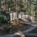 Загородный клуб KORBI, общий вид: дорожка между соснами