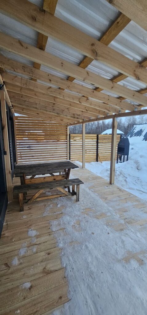 Дом «Скала» с камином-печью до 6 гостей, Экоферма «Улов» у Каменска-Уральского: крытая терраса со столом