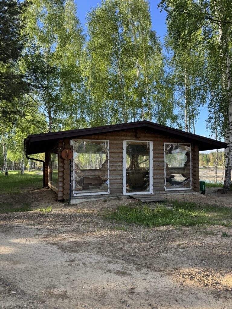 Средняя беседка №1 с мангалом и гибкими окнами до 15 человек