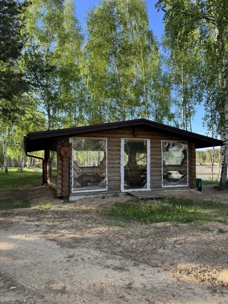 Средняя беседка №1 с мангалом и гибкими окнами до 15 человек