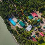 Туркомплекс Алтан на берегу Катуни, общий вид: база с высоты