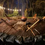 Дом Зелёный Парк в Ильском, общий вид: кресла у костровой чаши