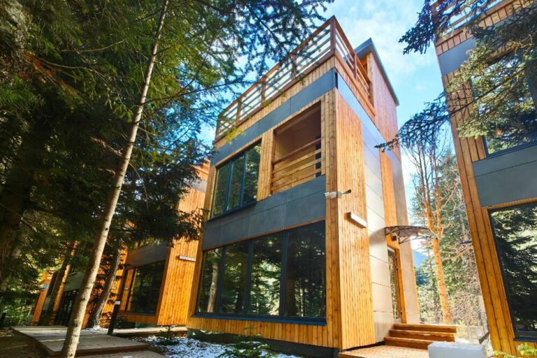 Дом с ванной у панорамного окна и террасой на крыше до 4 гостей