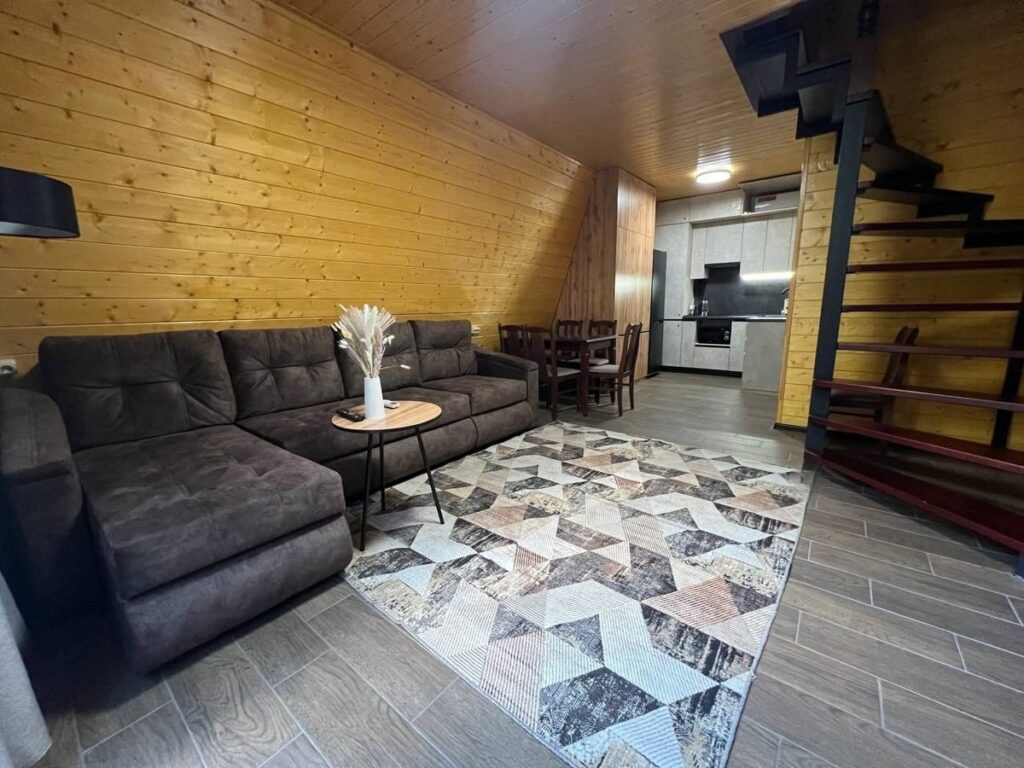 Два одинаковых дома A-frame с кухней и террасой, до 6 гостей: гостиная с угловым диваном