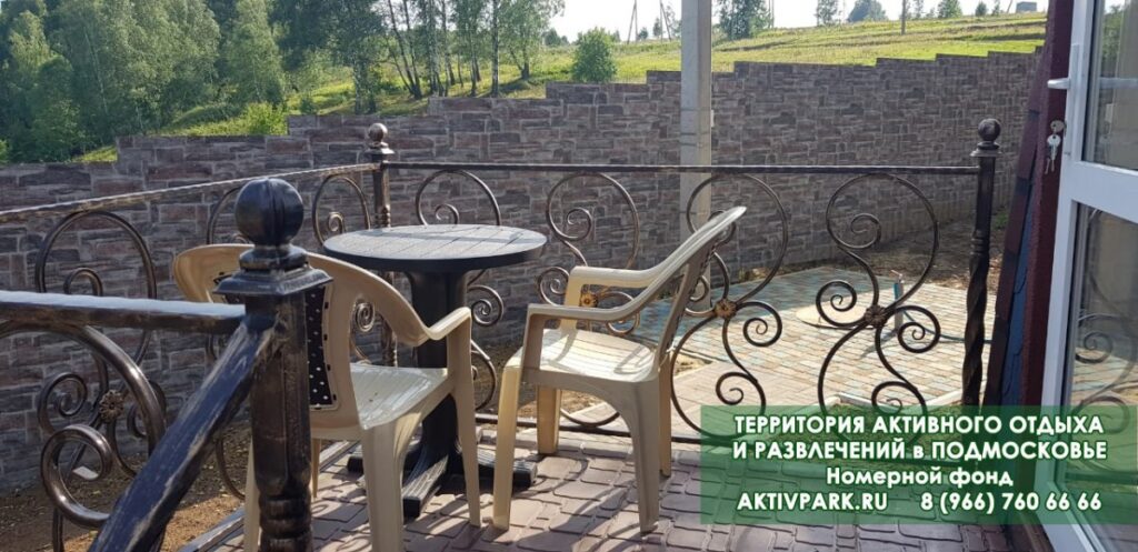 Семейное бунгало 22 м² с мини-кухней до 3 гостей: терраса с коваными перилами