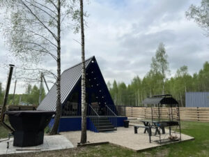 А-фрейм 54 м² с тёмно-синим интерьером и чаном до 4 гостей