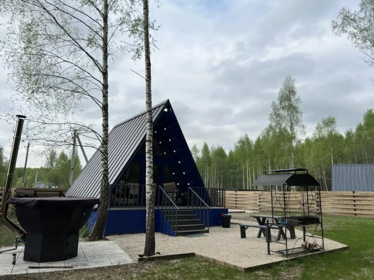 А-фрейм 54 м² с тёмно-синим интерьером и чаном до 4 гостей