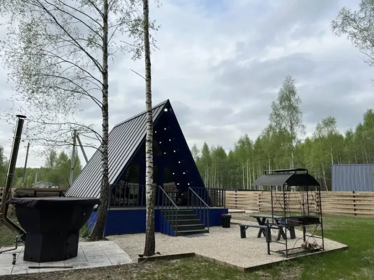 А-фрейм 54 м² с тёмно-синим интерьером и чаном до 4 гостей