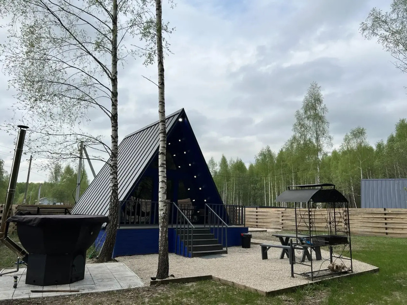 А-фрейм 54 м² с тёмно-синим интерьером и чаном до 4 гостей, «Звёзды Леса»: синий А-фрейм с чаном