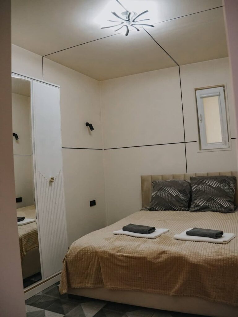 Небольшое шале 30 м² с двуспальной кроватью до 3 гостей: спальня