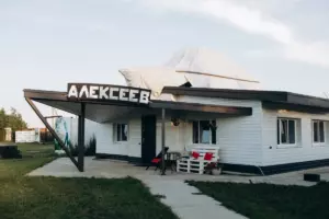 Дом-катер «Алексеев» с морским интерьером и столом на 10 персон, до 8 гостей