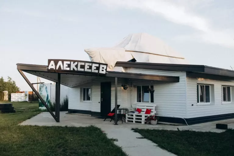 Дом-катер «Алексеев» с морским интерьером и столом на 10 персон, до 8 гостей