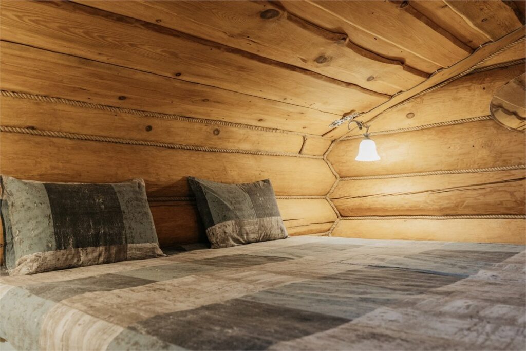 VIP-коттедж из кедра 120 м² с баней и беседкой у Катуни до 12 гостей: спальня под скатом крыши