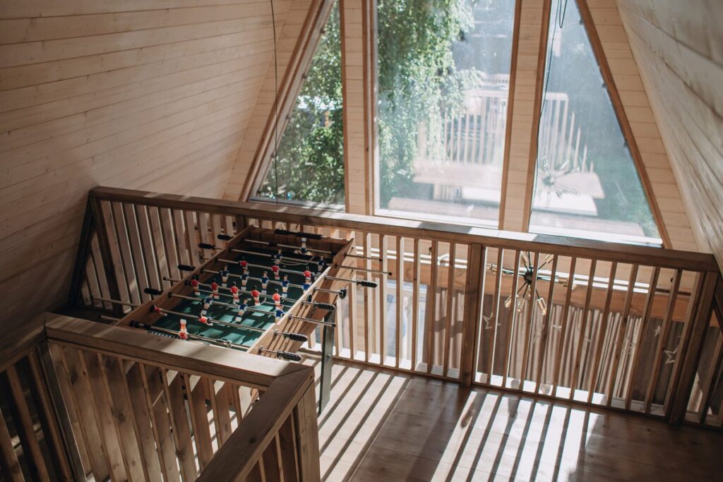 A-frame Skylight №4 с чаном у террасы до 6 гостей, Парк-отель «Дача» в Верхнем Дуброво: настольный футбол на антресоли