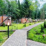 База отдыха Домики на озере Сенеж, общий вид: дорожка вдоль домиков
