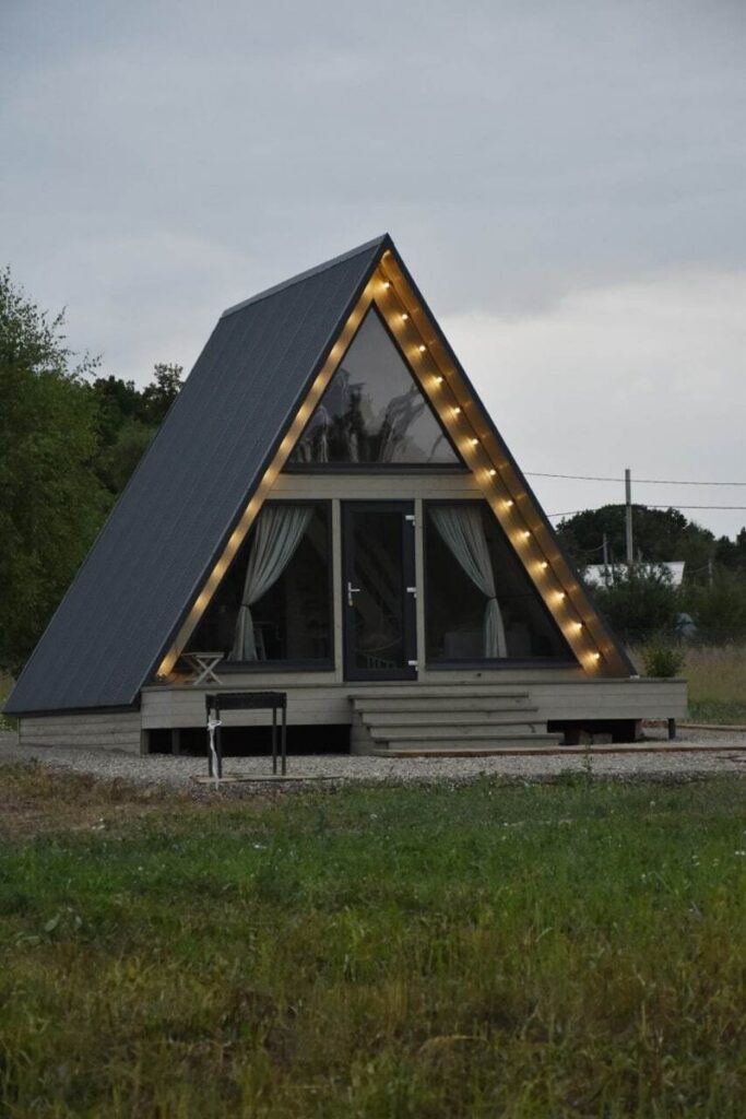 Три одинаковых A-frame домика с панорамным окном до 4 гостей: A-frame домик с гирляндой