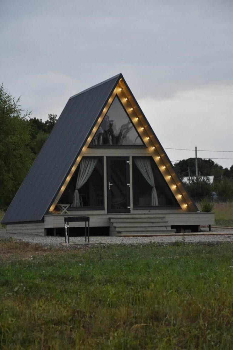Три одинаковых A-frame домика с панорамным окном до 4 гостей