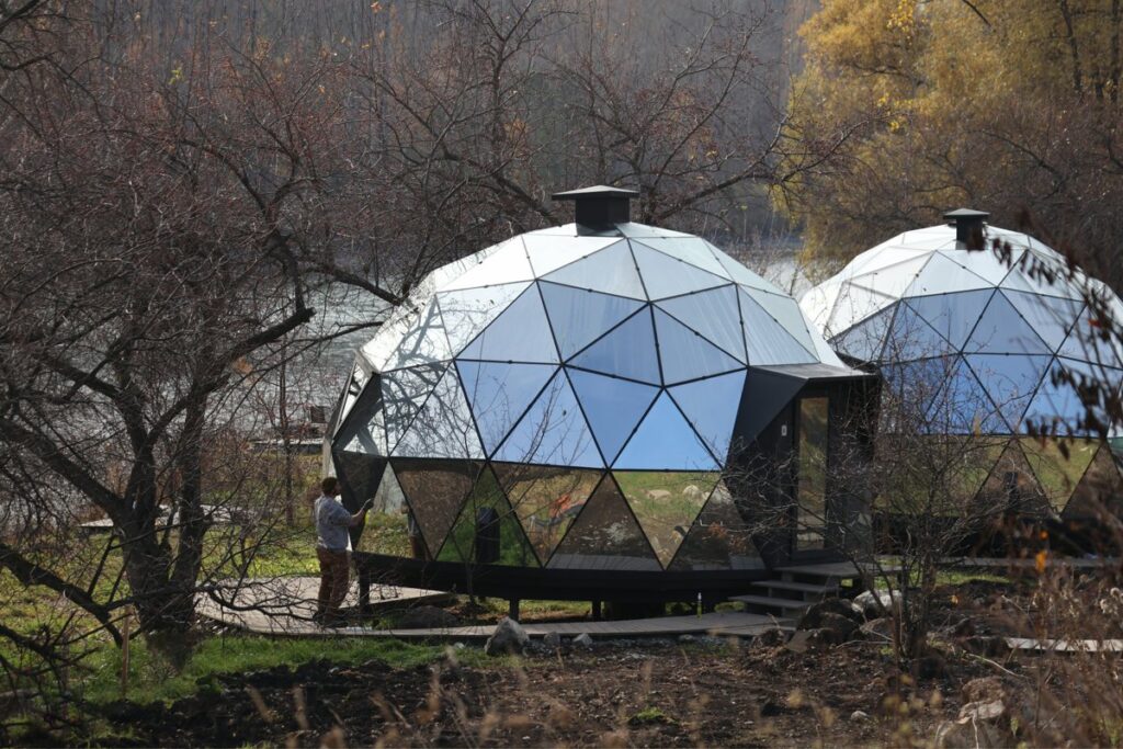 Зеркальная полусфера Neodome со стеклянным потолком до 4 гостей: две полусферы у деревьев