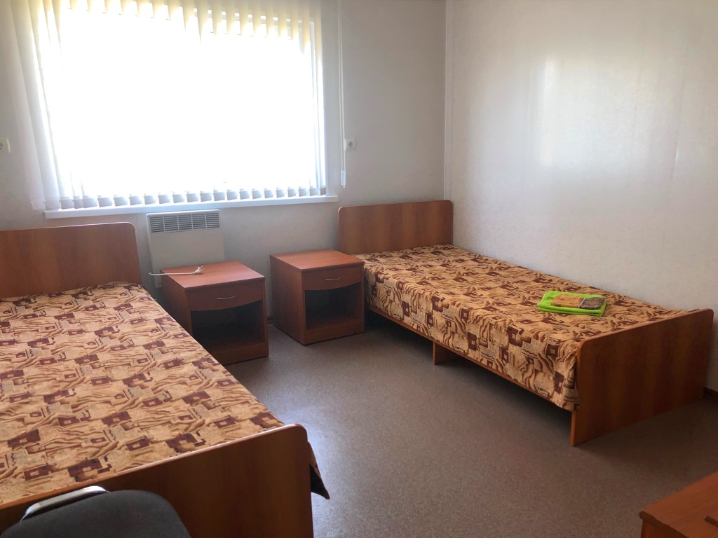 Коттедж эконом с пятью спальнями до 12 гостей: спальня с двумя кроватями