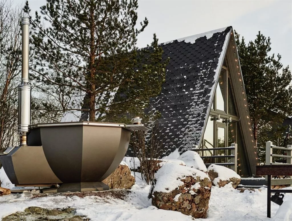 Шале Dream House среди валунов с террасой, гриль-зоной и банным чаном до 6 гостей: чан у дома зимой