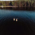 База отдыха Таватуй на озере Таватуй, общий вид: тёмная вода озера