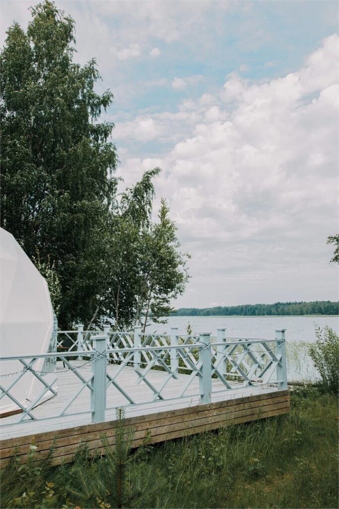 Дом-сфера с панорамным остеклением и террасой, до 3 гостей: терраса с видом на озеро