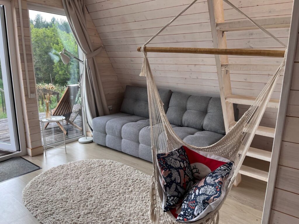 Светлый домик A-frame «Рассвет» до 5 гостей, Глэмпинг The Hill в Сергеевке: гамак у окна