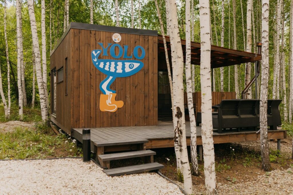 Домик Little Fish с купелью-фурако на террасе, до 4 гостей, Глэмпинг Yolo: домик с рыбой на фасаде
