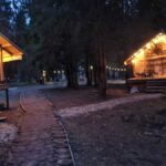 Глэмпинг Заповедник на озере Еловое, общий вид: сафари-виллы вечером