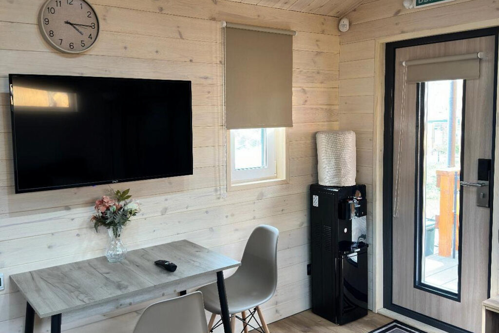 Глэмп-хаус с двориком и печью барбекю до 4 гостей, СПА-отель «Раздолье» в Косулино: телевизор и вход