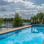 Парк-отель Бобры на Волге, общий вид: водоём и деревья