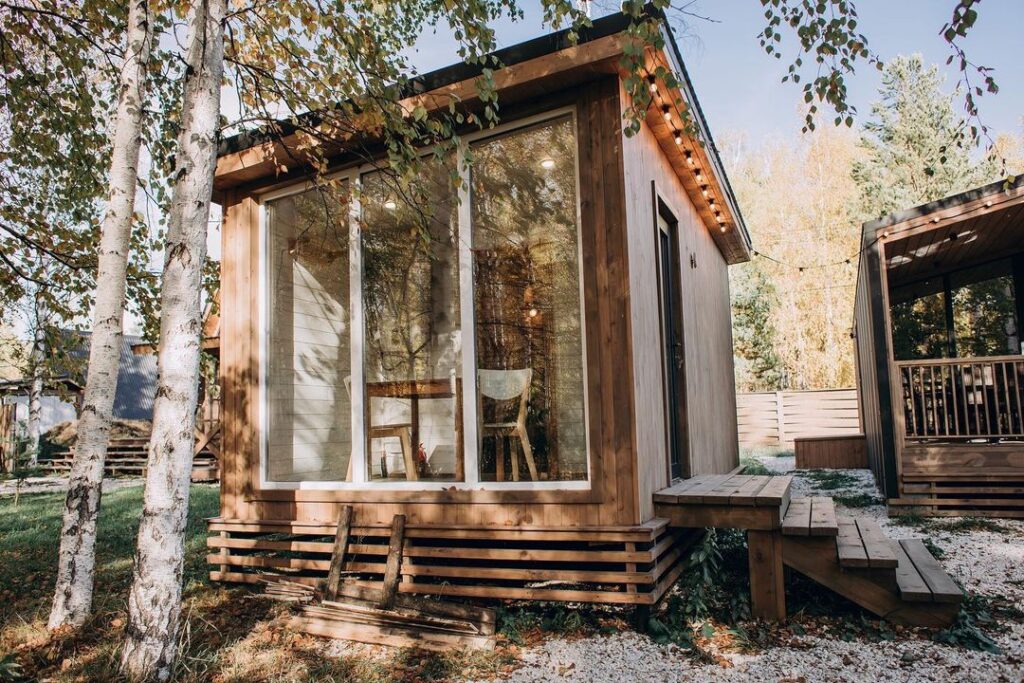 Barn House №1 с крытой террасой до 6 гостей, Парк-отель «Дача» в Верхнем Дуброво: дом среди берёз