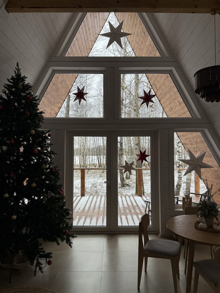 A-frame дом 90 м² с ванной у панорамного окна до 4 гостей: гостиная зимой