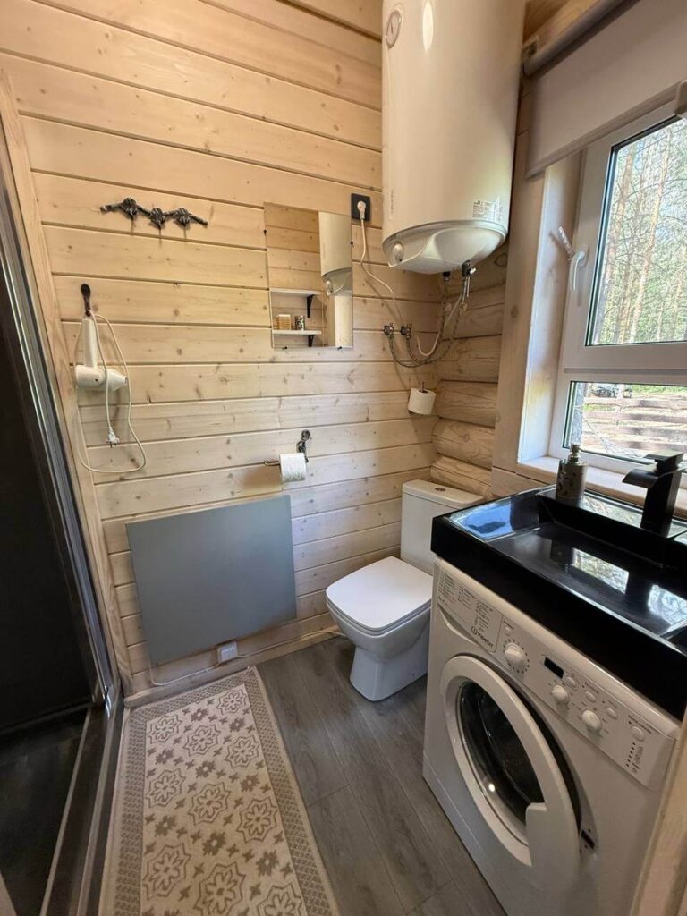 Двухэтажный коттедж 80 м² с тремя спальнями и балконом до 6 гостей: санузел со стиральной машиной