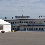 Форт Константин в Кронштадте, общий вид: шатёр и плавучий отель у въезда